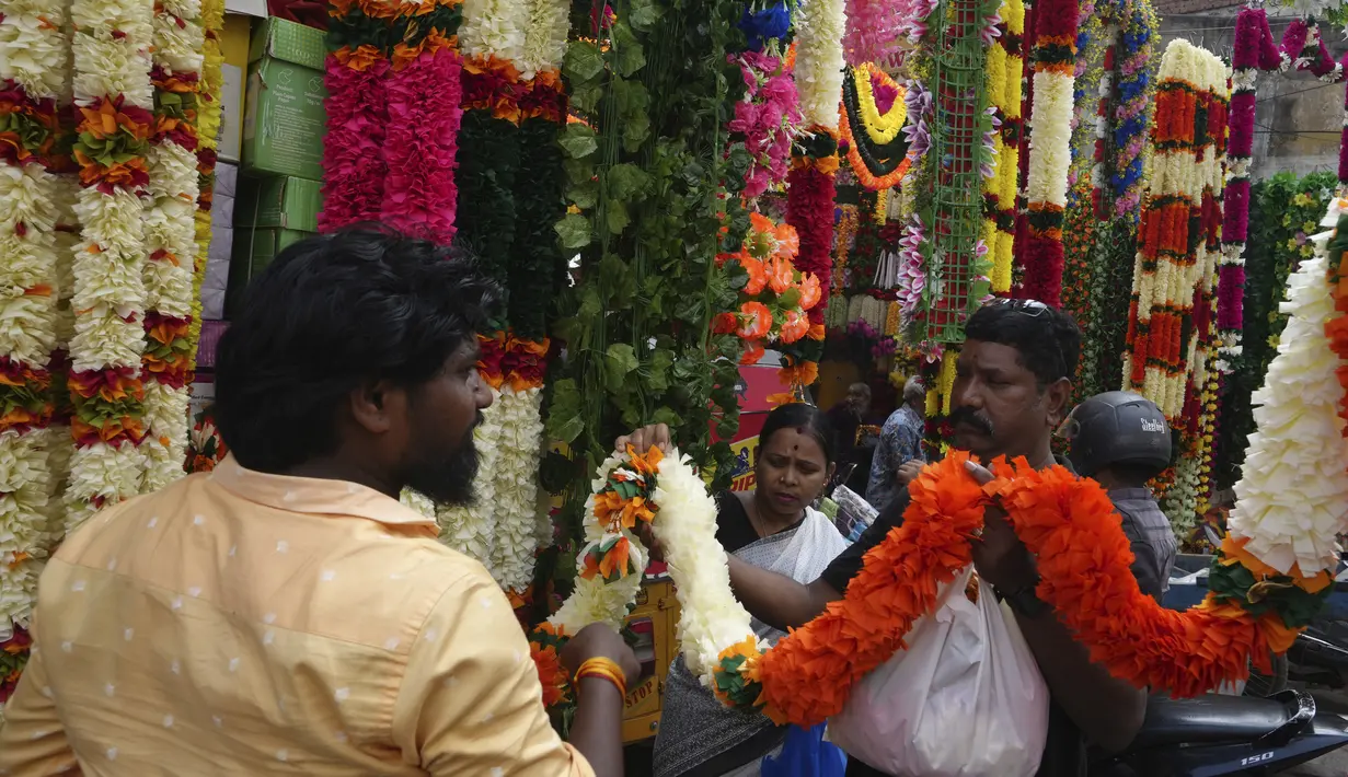 Orang-orang berbelanja bunga buatan untuk menghias rumah dan toko mereka menjelang festival Diwali di Hyderabad, India, Kamis, 20 Oktober 2022. Diwali, Festival Cahaya akan dirayakan pada 24 Oktober. (AP Photo/Mahesh Kumar A )