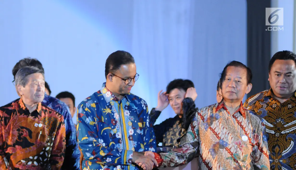 Gubernur DKI Jakarta Anies Baswedan (kedua kiri) menyalami Utusan Khusus PM Jepang, Toshihiro Nikai saat pembukaan perayaan 60 tahun hubungan diplomatik Indonesia-Jepang di area Museum Fatahillah, Jakarta, Jumat (19/1). (Liputan6.com/Helmi Fithriansyah)