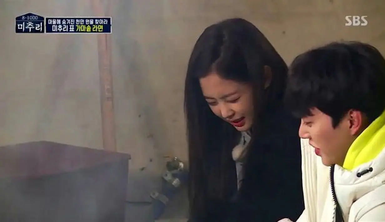 Menariknya, adegan mereka memasak bersama disebut Yoo Jae Suk yang juga membintangi variety show itu terpana. (Foto: SBS/KapanLagi)