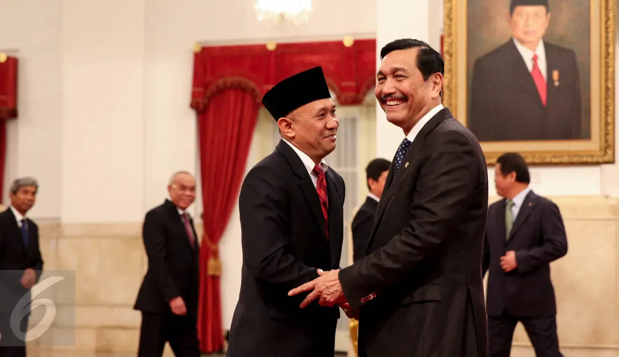 Menko Polhukam Luhut Binsar Pandjaitan (kanan) berbincang dengan Kepala Staf Presiden Teten Masduki (kiri) usai pelantikannya di Istana Negara, Jakarta, Selasa (2/9). Teten menggantikan Luhut yang kini menjabat Menko Polhukam. (Liputan6.com/Faizal Fanani)