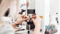 ilustrasi perempuan ahli fisika/copyright unsplash.com/Lars Kienle