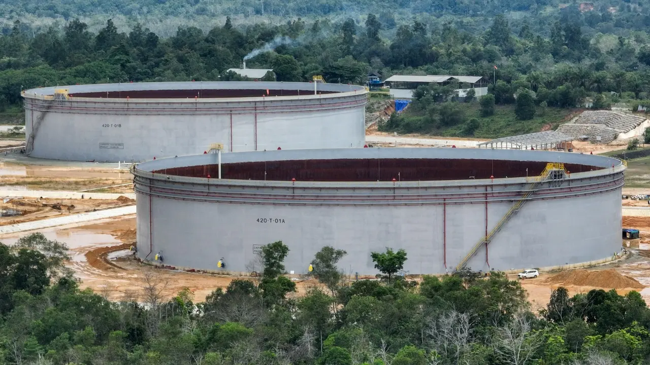 Kilang Pertamina Internasional (KPI) menyelesaikan pembangunan 2 unit tangki bahan bakar minyak (BBM) raksasa baru di Lawe-Lawe, Kabupaten Penajam Paser Utara, Kalimantan Timur. Dok Pertamina