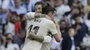 Pemain Real Madrid, Gareth Bale dan Sergio Ramos, merayakan gol ke gawang Celta Vigo pada laga La Liga 2019 di Stadion Santiago Bernabeu, Sabtu (16/3). Real Madrid menang 2-0 atas Celta Vigo. (AP/Paul White)