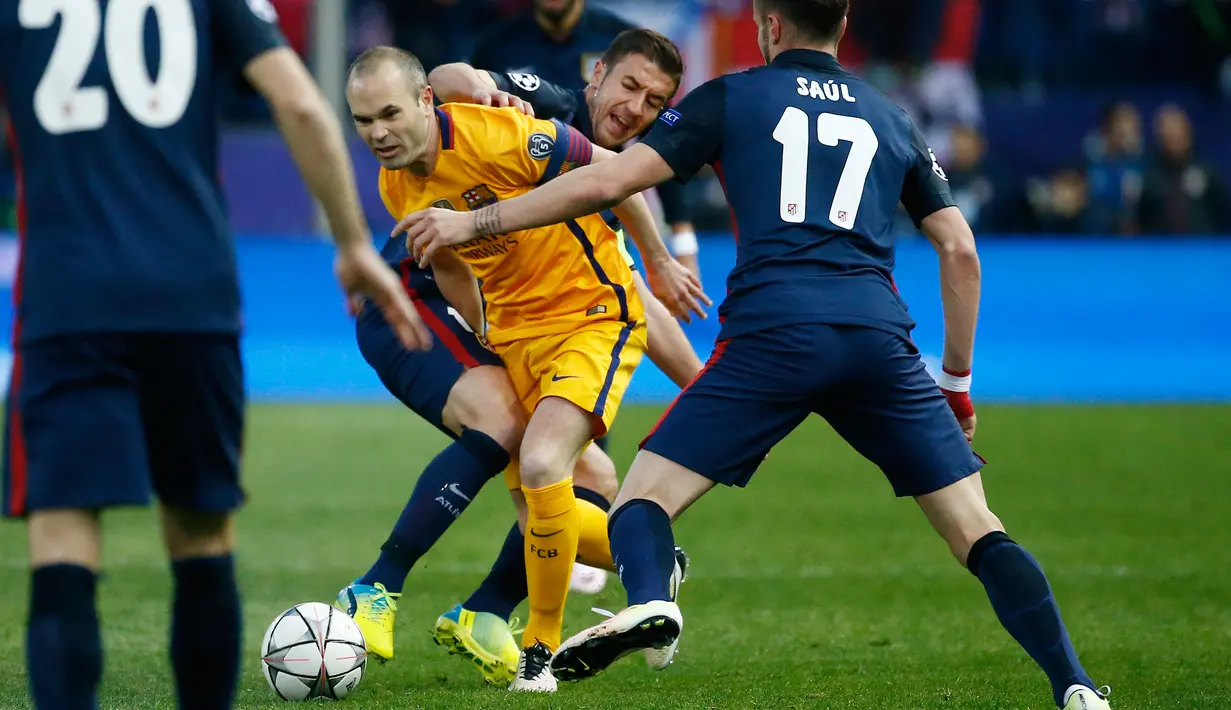 Gelandang Barcelona, Andres Iniesta berusaha melewati beberapa pemain Atletico Madrid di leg kedua Liga Champions di Vicente Calderon, Madrid, (14/4). Atletico menang atas Barcelona dengan skor 2-0. (Reuters/Juan Medina)