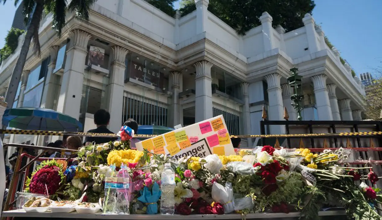 Kumpulan karangan bunga sebagai ungkapan bela sungkawa di sekitar lokasi kejadian ledakan bom di Thailand), Bangkok, Rabu (19/8/2015). Peristiwa tersebut dikabarkan telah menewaskan sekitar 20 orang. (AFP Photo/Jerome Taylor)