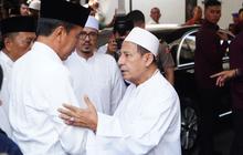 Jokowi Buka Sepatu saat Takziah ke Rumah Habib Luthfi, Adab Dua Menteri Justru jadi Sorotan