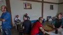 Sejumlah tahanan berkumpul di ruang makan komunal Piedras Gordas II di Lima, Peru, (15/3). Sebanyak 31 warga Spanyol yang ditahan karena narkoba kini tinggal menunggu waktu untuk dibebaskan dan dipulangkan. (AP Photo/Rodrigo Abd)