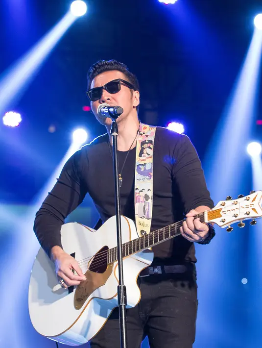 Ayah dua orang anak ini selalu mengenakan kacamata hitam saat dipanggung.(Dezmond Manullang/Bintang.com)