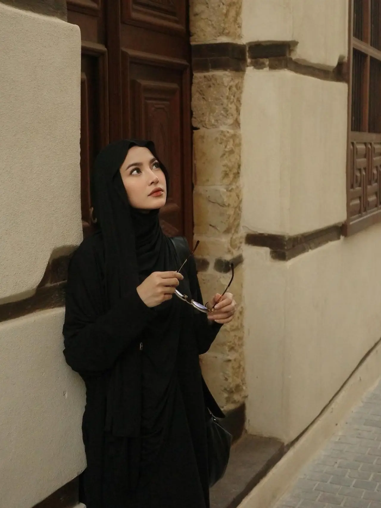7 Potret Mahalini dengan Hijab Meleyot, Inspirasi Gaya Kerudung 2025 ...