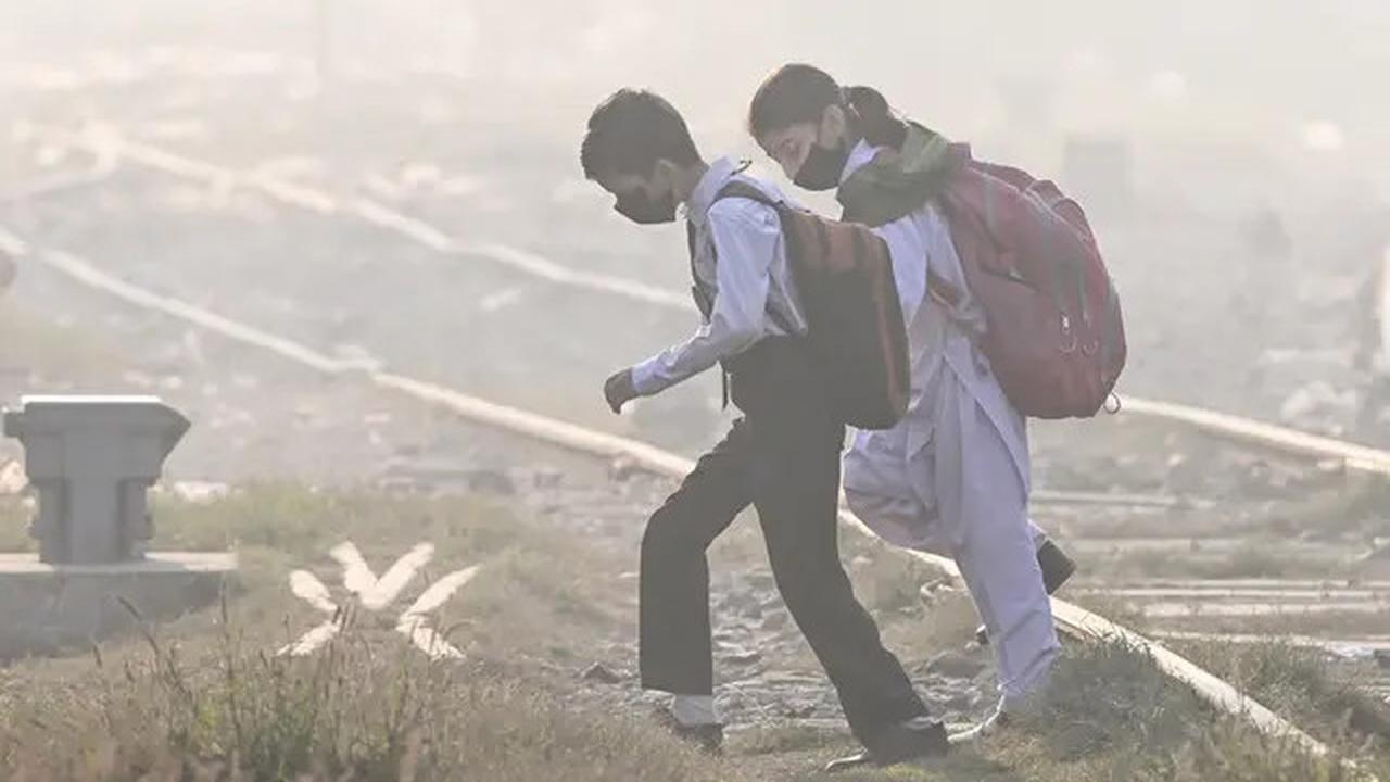 Menembus Selimut Kabut Asap, Pelajar di Pakistan Kembali ke Sekolah