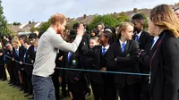 Pangeran Harry menemui sejumlah anak sekolah Lealands High School di Luton, tenggara Bedfordshire, pada 12 September 2019. (dok. Foto Arthur Edwards / POOL / AFP)