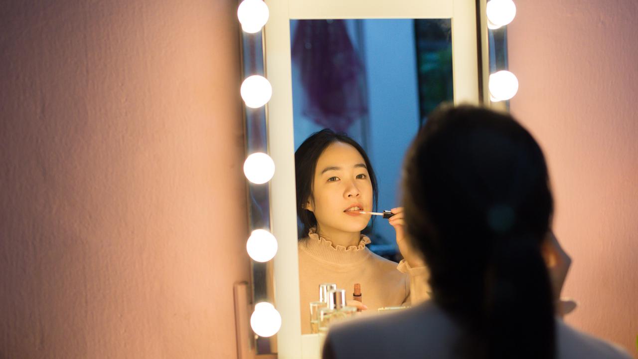 Tampil Manis Saat Valentine Tanpa Ribet, Andalkan Peach Makeup dan Ombre Lips
