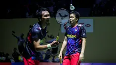 Ekspresi kecewa pebulu tangkis ganda putra Indonesia, Mohammad Ahsan/Hendra Setiawan setelah kalah dari pasangan China, Liang Wei Keng/Wang Chang pada babak 16 besar Indonesia Open 2024 di Istora Senayan, Jakarta, Kamis (06/06/2024). (Bola.com/Bagaskara Lazuardi)