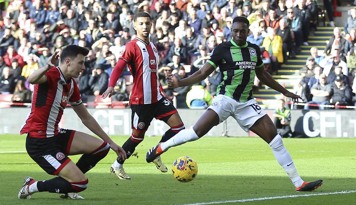 Pemain Brighton, Danny Welbeck mencetak gol ke gawang Sheffield pada laga lanjutan Liga Inggris 2023/2024 di Bramall Lane stadium, Sheffield, Inggris, Minggu (19/02/2024). (AP Photo/PA/Nick Potts)