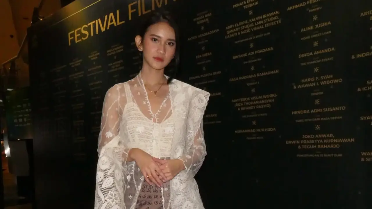 Boyong Piala di FFI 2025, Leya Princy Tampil Memikat dengan Kebaya Putih dan Kain Batik Aksara Sunda Kuno Karyanya Sendiri