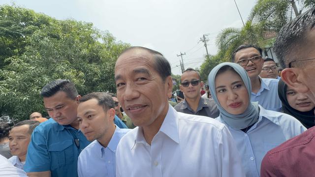 Jokowi Blusukan di Pasar Klitikan Notoharjo