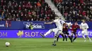 Real Madrid membuang kesempatan untuk unggul jauh usai dua eksekusi penalti dari Karim Benzema pada menit ke-51 dan 58 gagal berbuah gol. Dua tendangan yang sama-sama mengarah ke arah kiri mampu ditepis Sergio Herrera. (AP/Alvaro Barrientos)