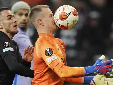 Barcelona harus puas bermain imbang 1-1 kontra Eintracht Frankfurt dalam partai leg pertama perempat final Liga Europa 2021/2022 yang dihelat di Deutsche Bank Park, Jumat (8/4/2022).  (AP/Michael Probst)