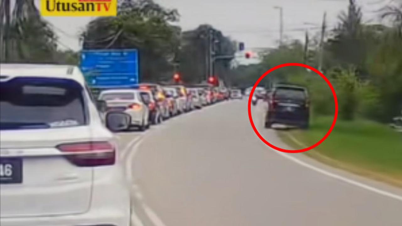 Mobil Avanza Terobos Lampu Merah