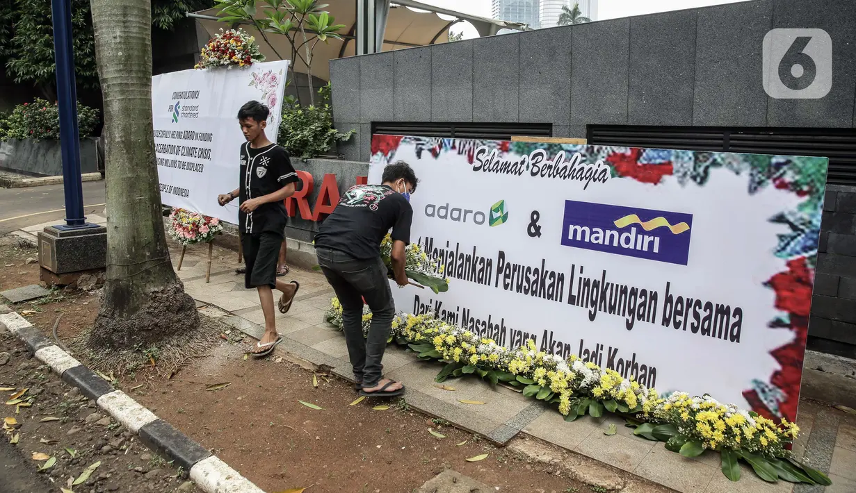 Gerakan Extinction Rebellion Indonesia menggelar aksi mengirim karangan bunga di depan Kantor Adaro, Jakarta, Senin (3/5/2021). Gerakan Extinction Rebellion Indonesia mengirim karangan bunga yang ditujukan kepada sindikasi perbankan pemberi pinjaman dan Adaro. (Liputan6.com/Faizal Fanani)