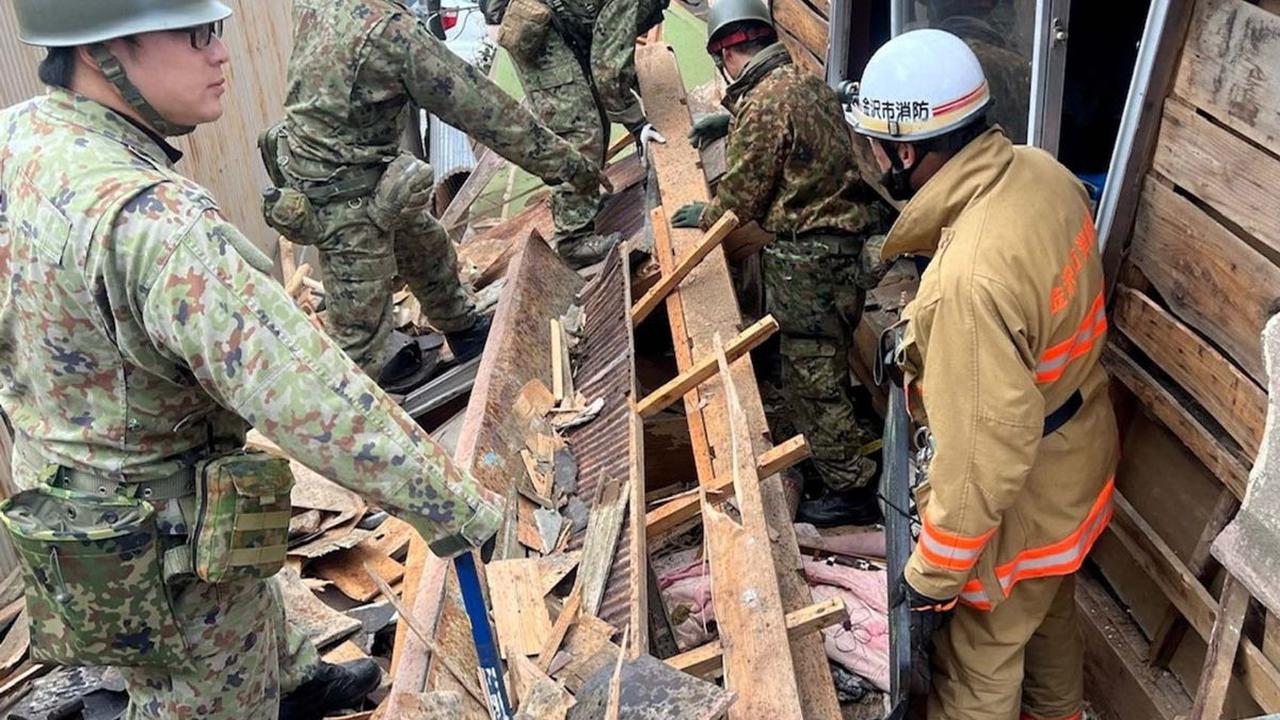 Tentara Jepang dan tim penyelamat lainnya berpacu dengan waktu untuk mencari korban gempa 7,5 magnitudo yang melanda pesisir barat Jepang, pada Selasa (2/1/2024). Gempa yang berpusat di semenanjung Noto, Prefektur Ishikawa, itu dilaporkan telah menewaskan