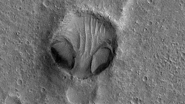 Penampakan mirip alien di Planet Mars. (NASA)