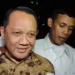 Sekretaris Mahkamah Agung (MA) Nurhadi selesai menjalani pemeriksaan terkait dugaan suap Kasubdit Perdata MA Andri Tristianto Sutrisna di Gedung KPK, Jakarta, Selasa (8/3/2016). Nurhadi diperiksa KPK selama 10 jam. (Liputan6.com/Helmi Afandi)