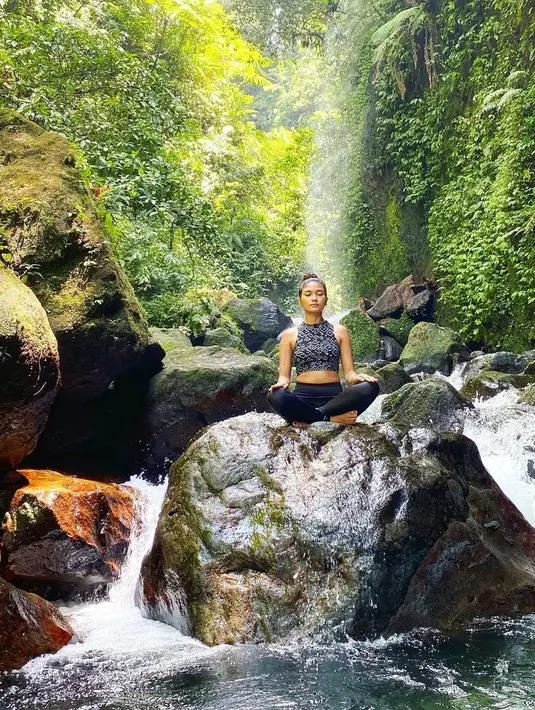 Garneta Haruni juga tak ingin melewatkan kesempatan menikmati udara segar dan asri. Ia pun melakukan pose relaksasi untuk menikmati kesegaran alam bebas.  (Liputan6.com/IG/@garnetaharuni).