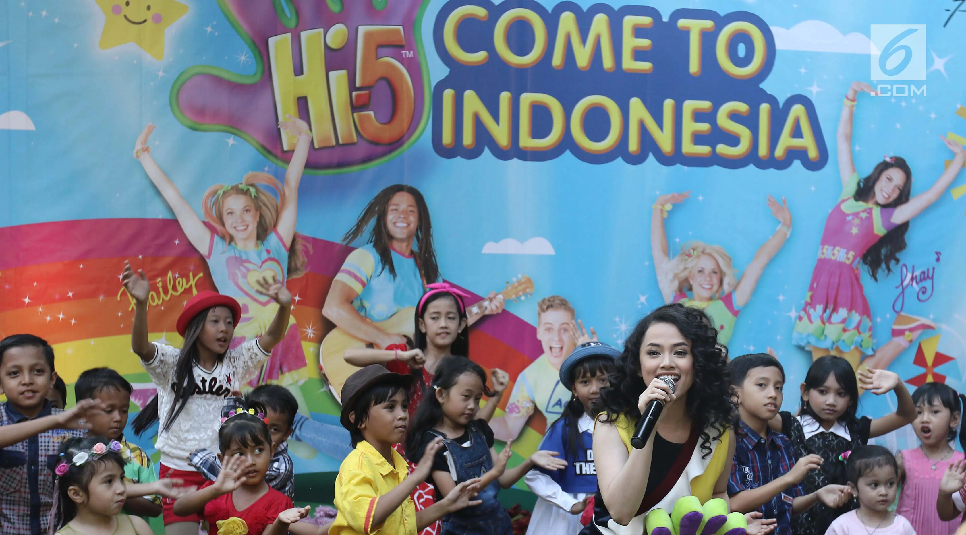Penyanyi Wizzy saat membawakan soundtrack Hi-5 saat kerjasama PT Falcon dengan Hi-5 operation Pte Ltd di kawasan Duren Tiga, Jakarta, Rabu (23/08). (Liputan6.com/Herman Zakharia)