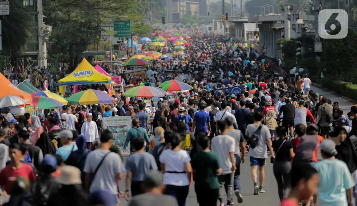 Pedagang kaki lima (PKL) berjualan di jalan saat car free day (CFD) di kawasan Bundaran HI, Jakarta, Minggu (6/10/2019). Kurangnya pengawasan petugas menyebabkan banyak PKL yang berjualan tidak pada tempat yang telah disediakan oleh Pemprov DKI Jakarta. (Liputan6.com/Faizal Fanani)