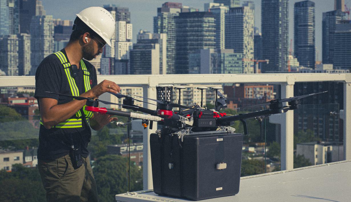 Foto yang dirilis September 2021 terlihat teknisi memeriksa drone Unither Bioelectronique untuk penerbangan bersejarahnya di Toronto, Kanada. Sejarah baru tercipta, drone itu berhasil mengirimkan sepasang paru-paru untuk transplantasi medis. (Jason van Bruggen/Unither Bioelectronique/AFP)