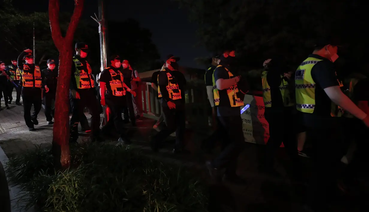 Polisi mencari Wali Kota Seoul Park Won-soon yang hilang di Seoul, Korea Selatan, Kamis (9/7/2020). Sebelum menghilang, Park Won-soon meninggalkan pesan yang terdengar seperti kata-kata terakhir dan ponselnya tidak bisa dihubungi. (AP Photo/Lee Jin-man)
