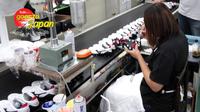 Salah satu karyawan Mizuno saat merancang sepatu sepak bola keluaran perusaaan asal Jepang tersebut. (Bola.com/Rizki Hidayat). 