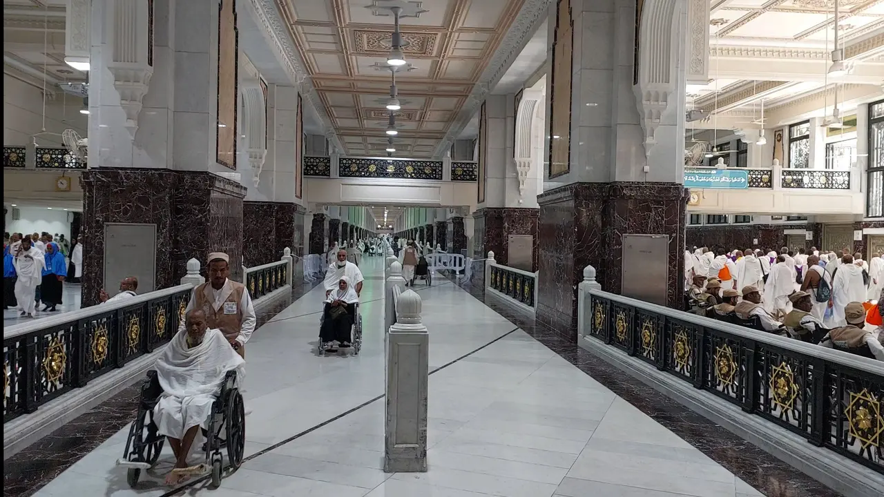 Jasa kursi roda resmi yang disediakan Masjidil Haram (Liputan6.com/Nafiysul Qadar)