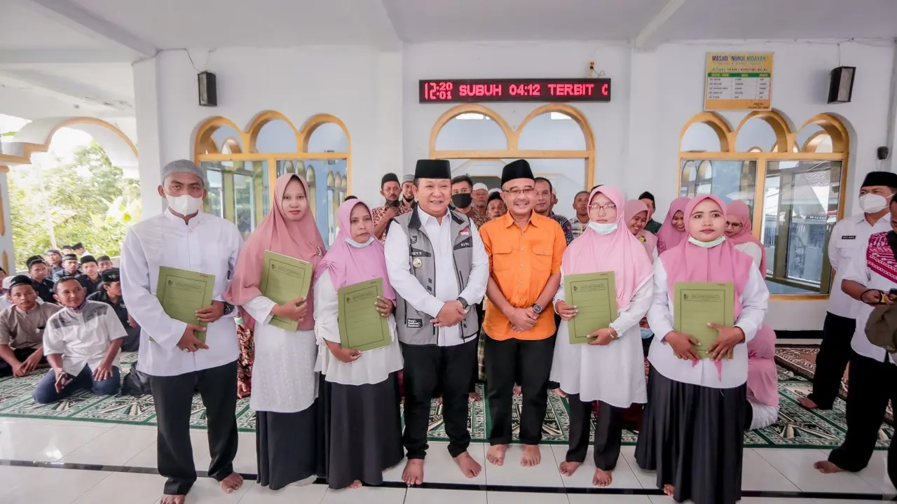 Bupati Jember Hendy Siswanto (tengah) bersama para GTT dan PTT yang menrima SK (Istimewa)