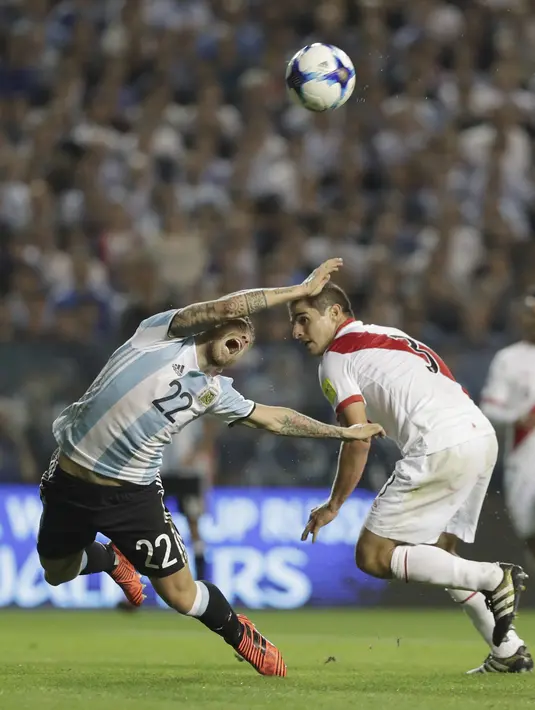 Ekspresi pemain Argentina, Alejandro Gomez (kiri) saat berebut bola dengan pemain Peru, Aldo Corzo pada laga Kualifikasi Piala Dunia 2018 di Buenos Aires, (5/10/2017). Argentina bermain imbang 0-0 lawan Peru. (AP/Natacha Pisarenko)