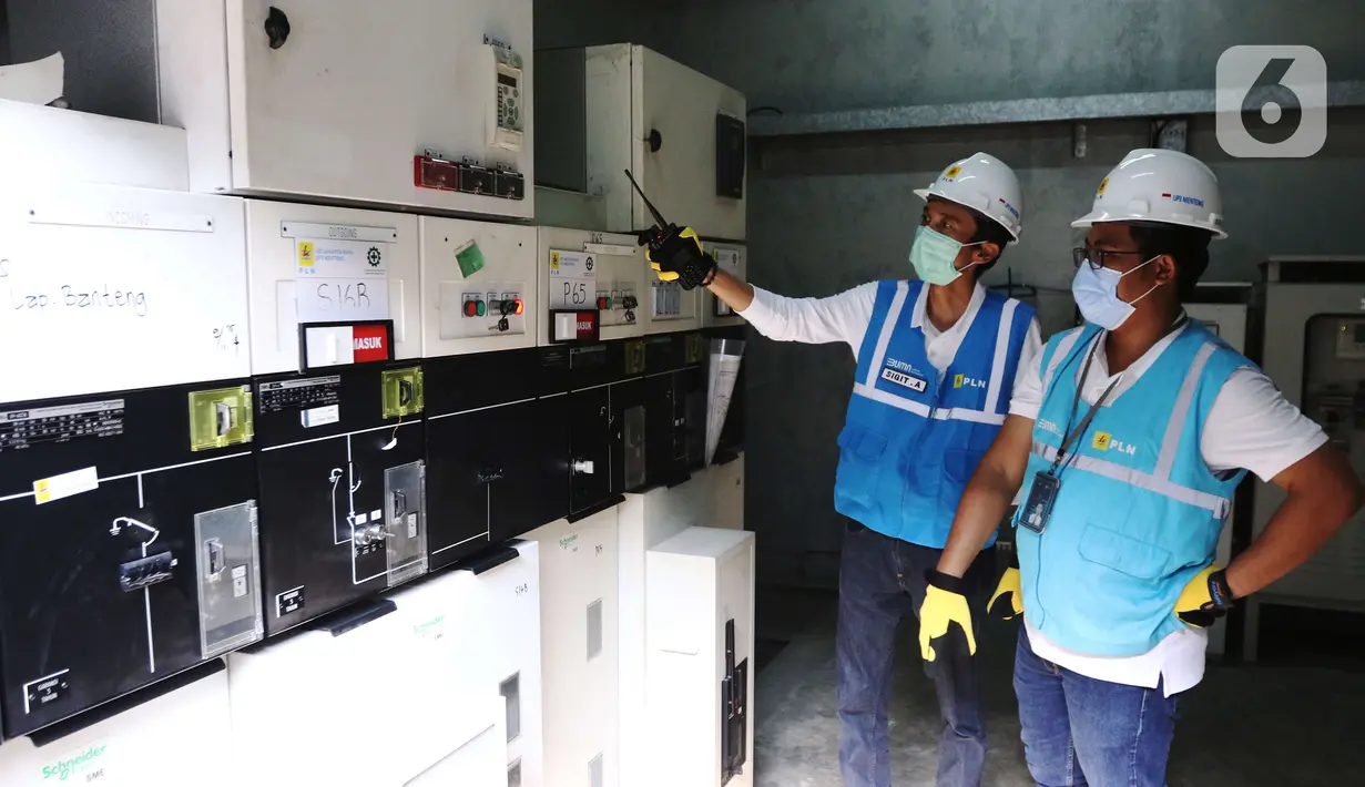 Petugas PLN UID Jaya mengecek listrik di lingkungan Gereja Katedral, Jakarta, Rabu (22/12/2021). PLN UID Jaya menyiagakan 2.356 personel yang tersebar di 16 unit posko dan 1 Unit Pelaksana Pengatur Distribusi Jakarta untuk siaga kelistrikan perayaan Natal dan Tahun Baru. (Liputan6.com/Angga Yuniar)