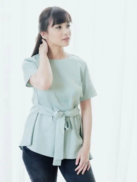 Kalau yang satu ini, penampilan Chelsea sederhana banget. Ia memakai celana panjang hitam dengan blus berwarna hijau telur asin. Tak salah kalau Chelsea mendapat julukan Mahmud kece. (Instagram/chelseaoliviaa)