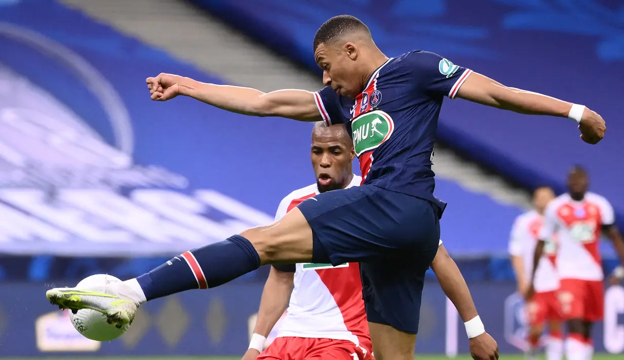 Striker Paris Saint-Germain, Kylian Mbappe (depan) menguasai bola dibayangi bek AS Monaco, Djibril Sidibe dalam laga final Coupe de France 2020/2021 di Stade de France, Paris, Rabu (19/5/2021). PSG menang 2-0 dan menjadi juara. (AFP/Franck Fife)