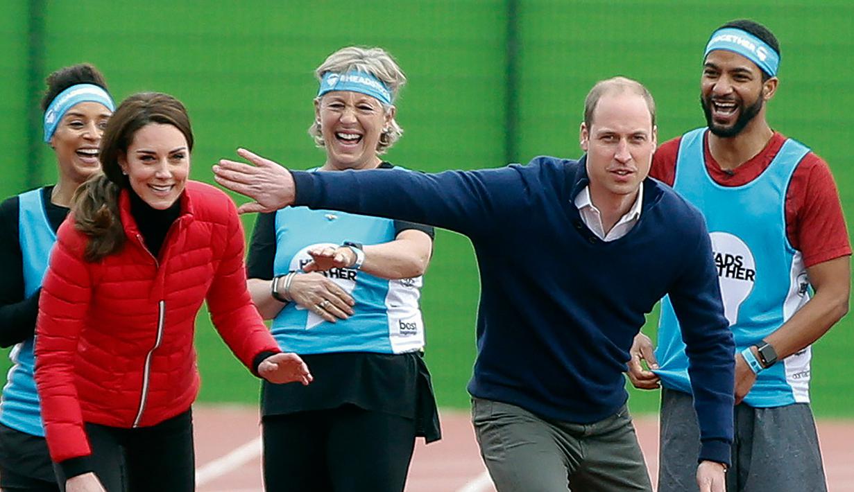 Pangeran William dan Istri Kate Middleton mengambil ancang-ancang sebelum lomba lari estafet dalam acara amal Heads Together di Taman Queen Elizabeth II di London, Inggris (5/2). (AFP Photo / Alastair Grant, Pool) 