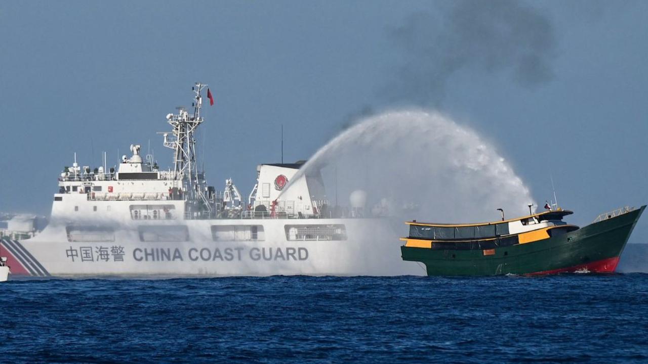 Kapal China Coast Guard (kiri) menyerang kapal Filipina Unaizah May 4 dengan tembakan periam air di Laut Cina Selatan, 5 Maret 2024. Filipina murka atas tindakan agresif berulang kali yang dilakukan pasukan China Coast Guar atau Penjaga Pantai China di La