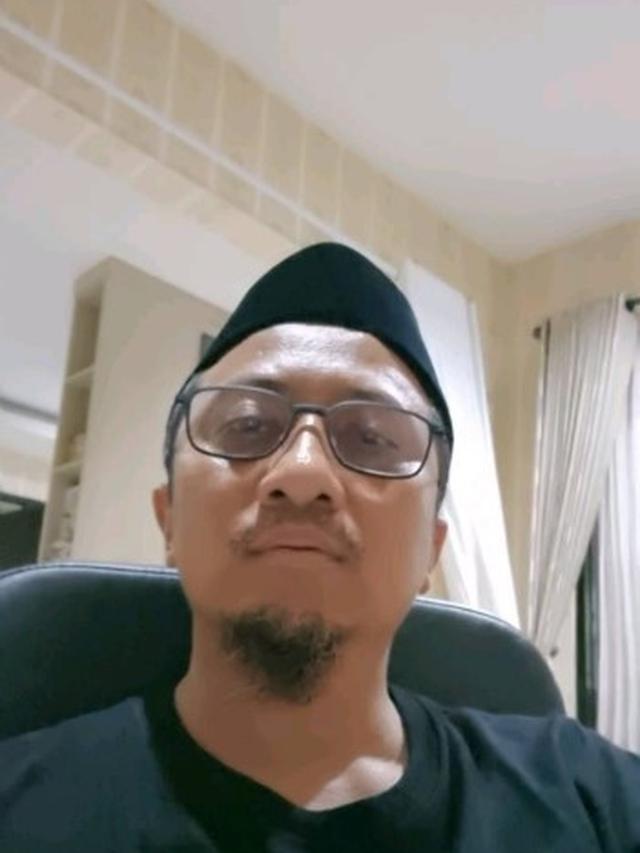 Ustaz Yusuf Mansur (https://www.instagram.com/p/CjM5_leJKqL/)