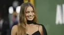 Margot Robbie tersenyum setibanya di pemutaran perdana film 'Amsterdam' di London, Rabu, 21 September 2022. Gaun di sekitar dadanya ada potongan sementara pinggangnya menampilkan potongan yang menganga. (Photo by Vianney Le Caer/Invision/AP)