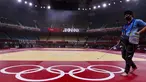 Petugas membersihkan dan mendisinfektan matras sebelum hari kelima kompetisi judo Olimpiade Tokyo 2020 di Nippon Budokan di Tokyo pada Rabu (28/7/2021). Olimpiade yang digelar saat pandemi COVID-19 tersebut menerapkan protokol kesehatan ketat. (Jack GUEZ / AFP)