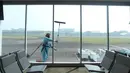 Petugas melakukan pemeriksaan mesin check in mandiri di Bandara Husein Sastranegara, Bandung, Jawa Barat, Jumat (7/8/2025).  (Istimewa)