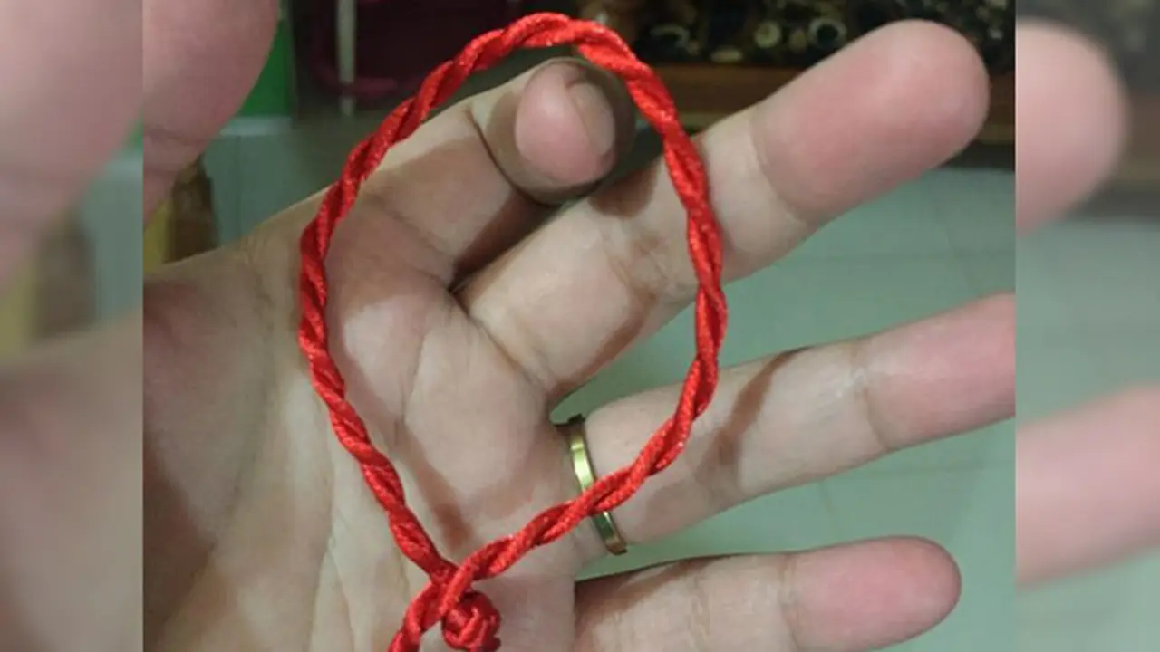 Diklaim Punya Kekuatan Magis, Gelang dari Biksu Gegerkan Warga