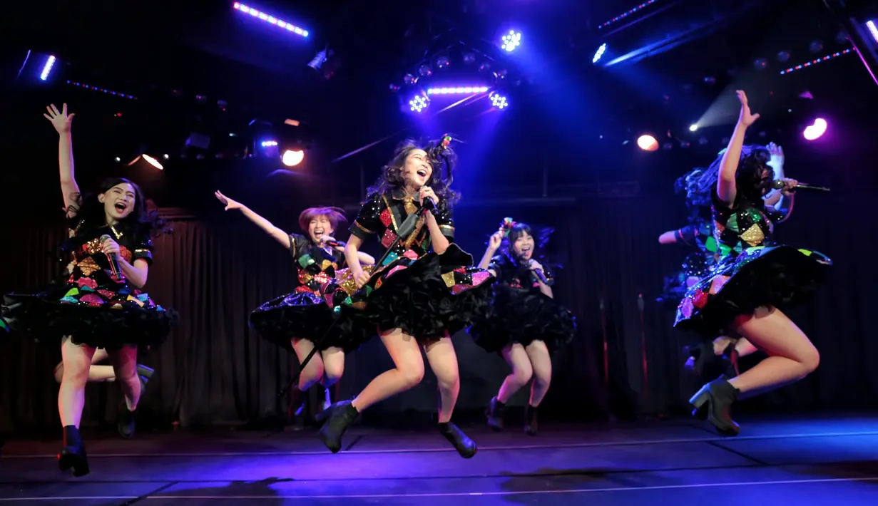 Idol grup, JKT48 merilis single terbaru yang berjudul Mae Shika Sukanee yang bisa diartikan Hanya Lihat Kedepan. Single tersebut, akan dibawakan oleh Senbatsu, 16 member yang terpilih dari voting. (Adrian Putra/Bintang.com)