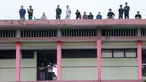 Penonton menyaksikan pertandingan antara Arema FC melawan PSM Makassar dari atap asrama Kepolisan pada laga BRI Liga 1 di Stadion PTIK, Jakarta, Sabtu (4/2/2023). PSM Makassar menang dengan skor 1-0. (Bola.com/M Iqbal Ichsan)