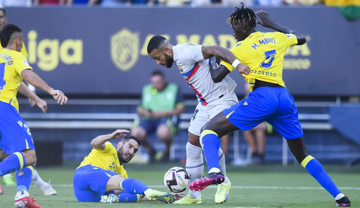 Barcelona maupun Cadiz gagal mencetak gol pada babak pertama. Namun Memphis Depay sempat memberikan perlawanan ke barisan pertahanan Cadiz dimenit awal pertandingan. (AP Photo/Jose Breton)