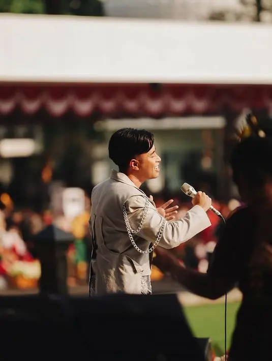 Outer yang dikenakan Vidi Aldiano mencuri perhatian karena gayanya yang tidak biasa. memiliki potongan pendek di depan dan panjang di bagian belakang. (instagram/vidialdiano)